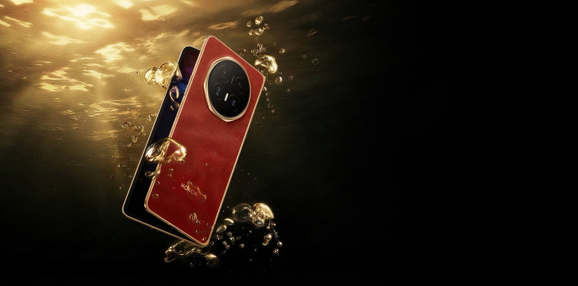 HONOR Magic V6 в цвете Ferghana Red под водой — защита IP68 и IP69