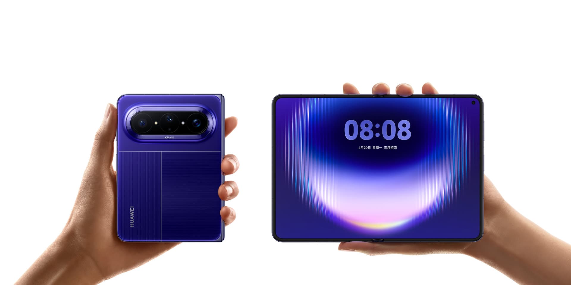 Huawei Pura X Max v barvě Interstellar Blue — složený s viditelným fotomodulem a rozložený do širokého 1,4:1 tabletu, držený ve dvou rukou