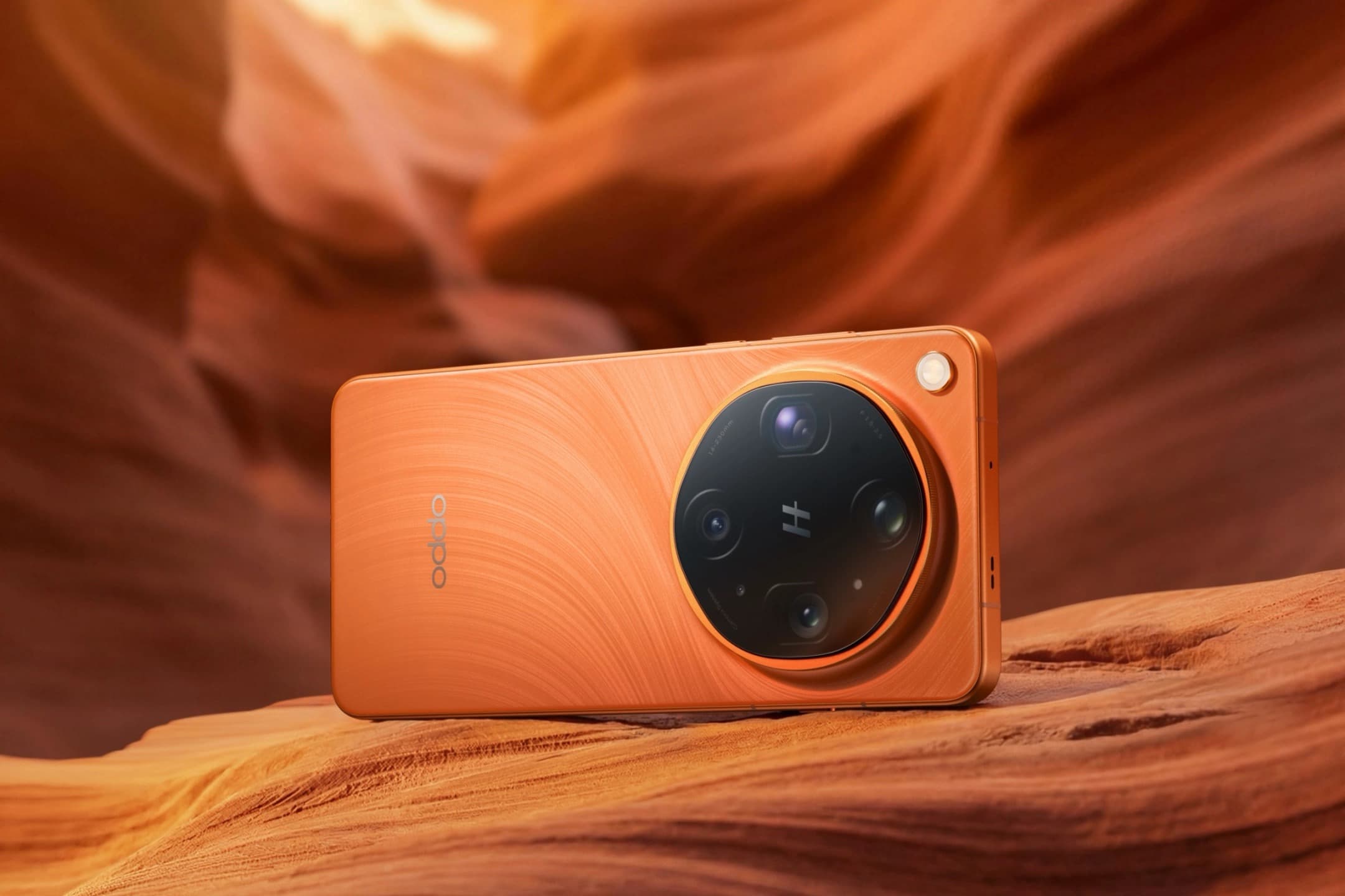 OPPO Find X9 Ultra v barvách Tundra Umber a Canyon Orange s fotomodulem Hasselblad