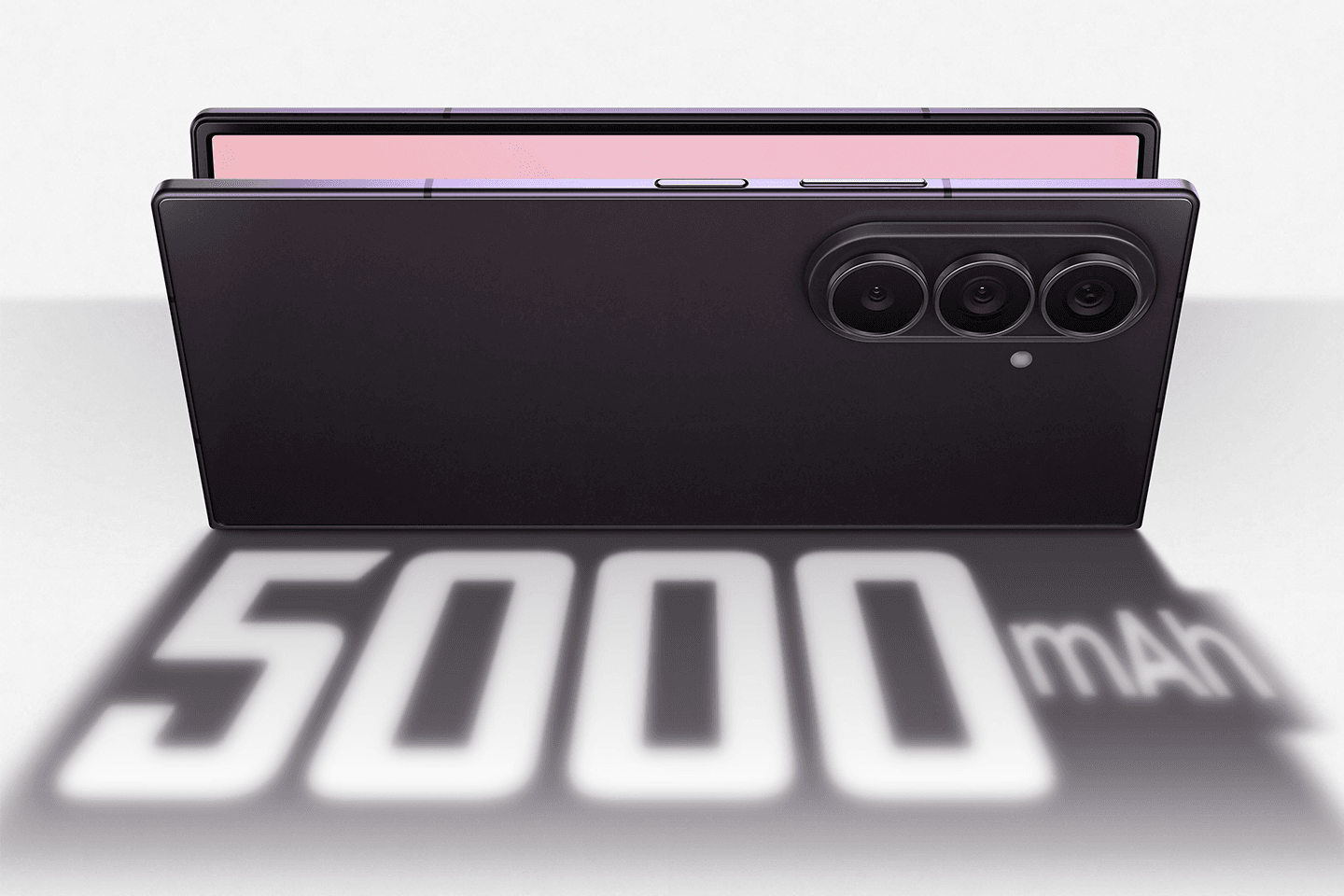 Official card showing the folded Z Fold8 Ultra with a 5,000 mAh graphic