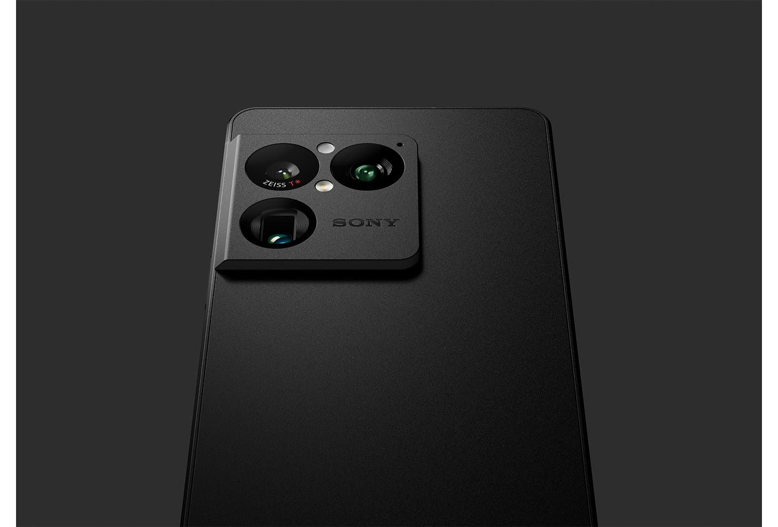 Detail modulu fotoaparátu Sony Xperia 1 VIII s objektivy ZEISS T*