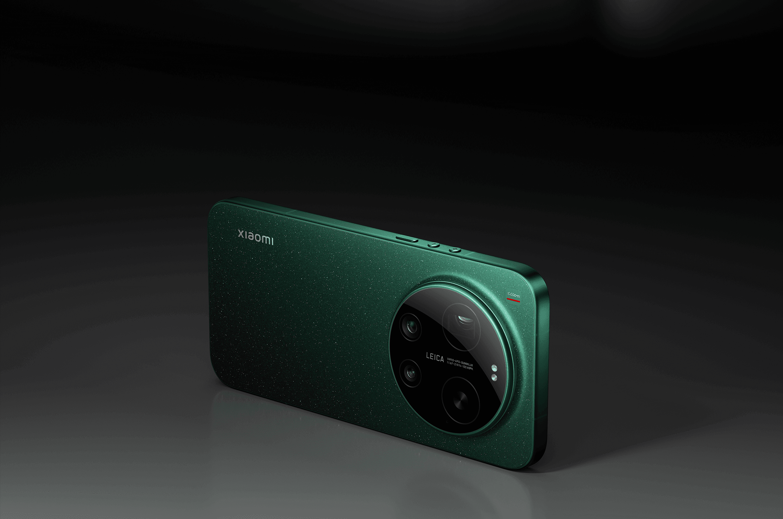 Xiaomi 17 Ultra i Starlit Green liggende på en mørk overflade, set bagfra