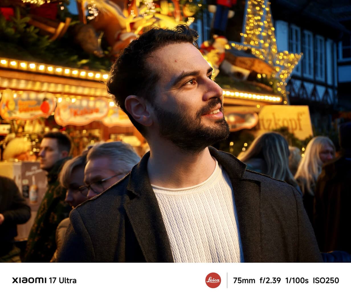 Eksempelfoto fra Xiaomi 17 Ultra — portræt på et julemarked taget med 75 mm Leica-telelinsen