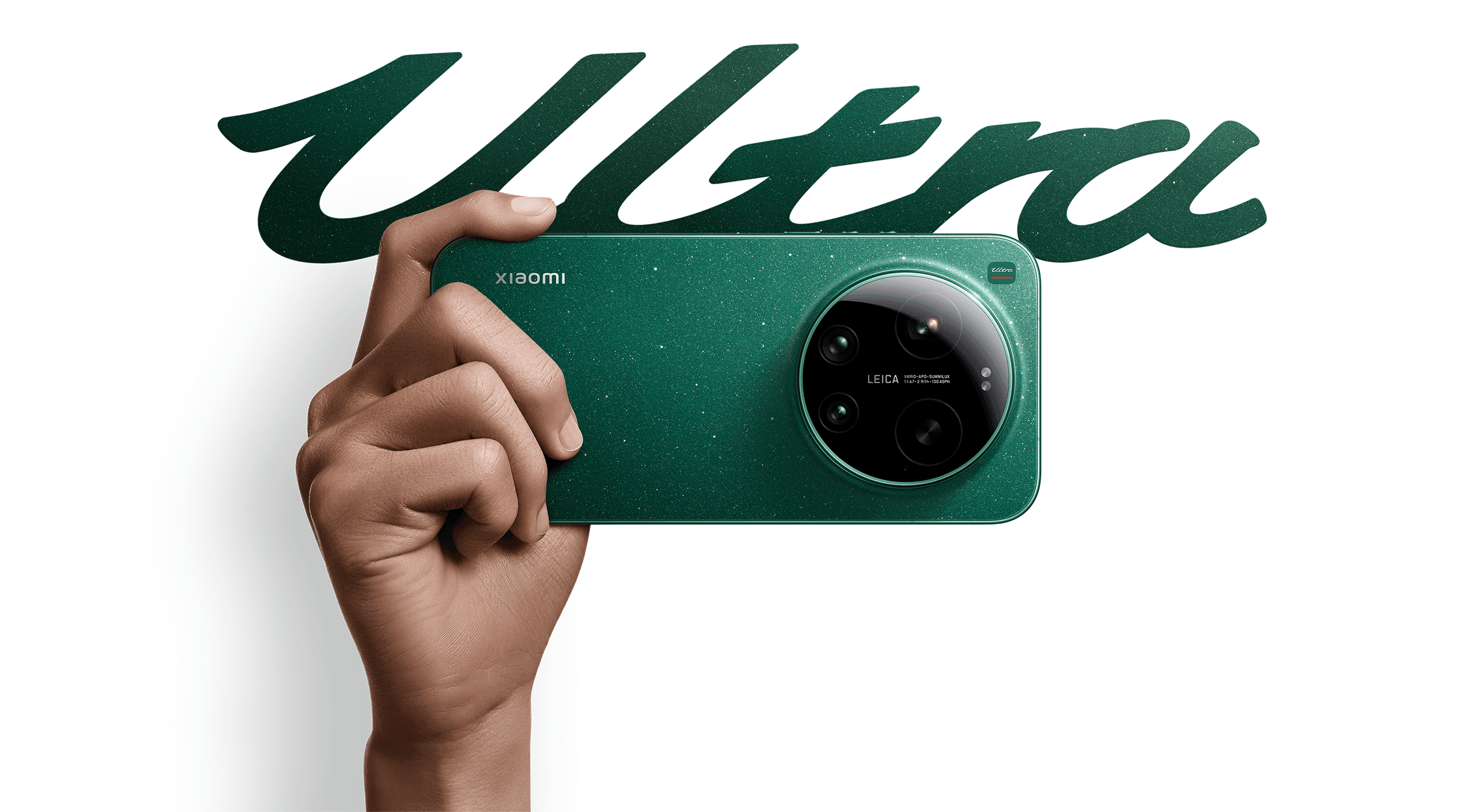 Xiaomi 17 Ultra i Starlit Green holdt op i hånden foran et kæmpe Ultra-skilt